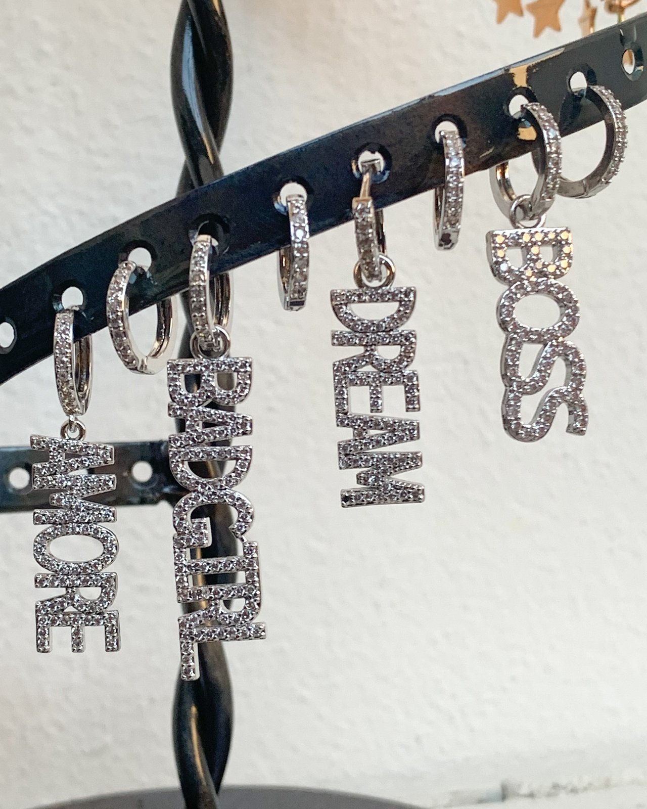 The Carat Shop - Orecchini a perno con scritta Hedwig & Lettera