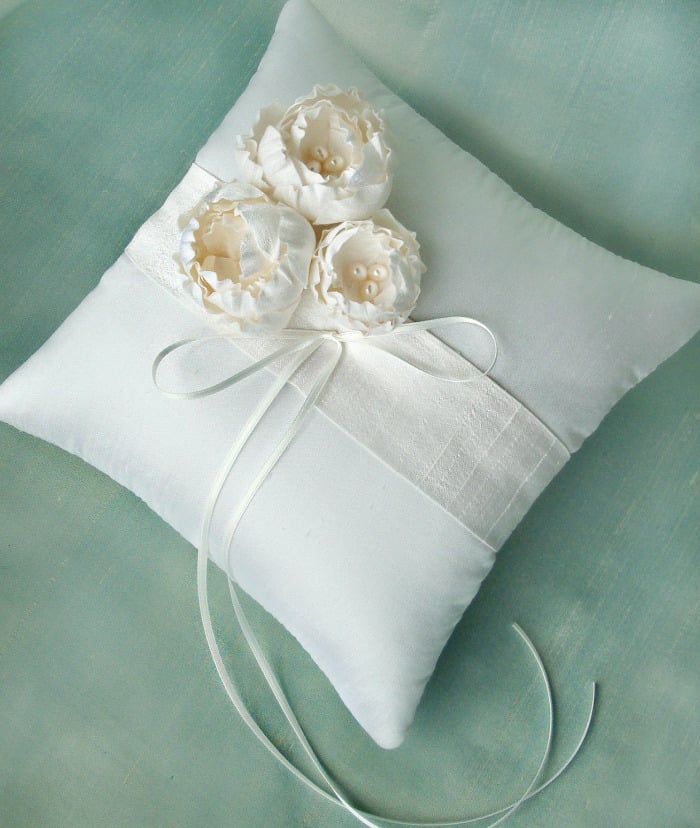 Image of Catala Bouquet Silk Ring Pillow