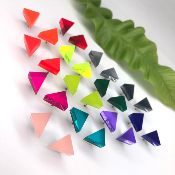 Image of Triangle m v 13ti barvách
