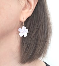 Image 3 of Boucles d'oreille SAKURA Mauve ou Violet, petite fleur