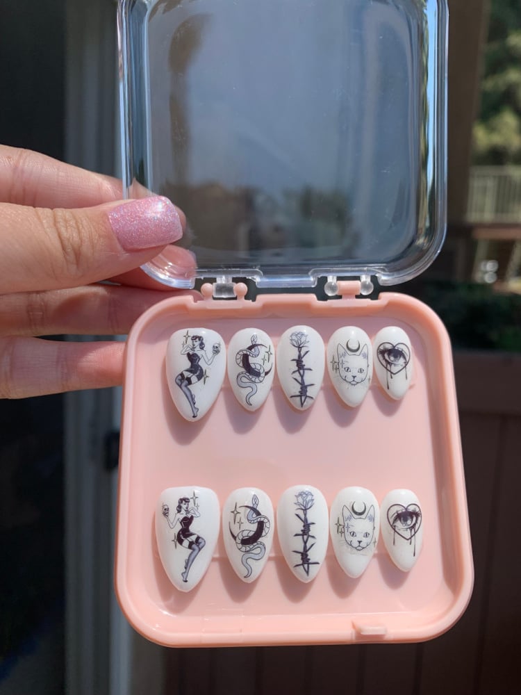 Image of Pin Up Babe Nails 