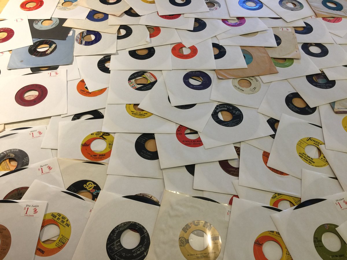 Image of Random lot of 100 45rpm singles