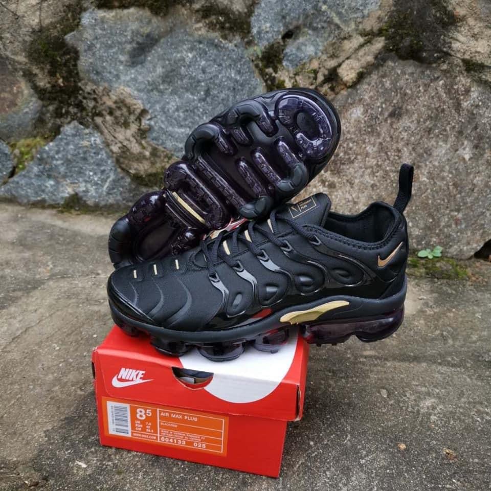 air max vapormax plus black and gold