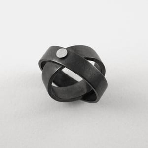 Image of 7MM INFINITY RING — BLACK / SILVER