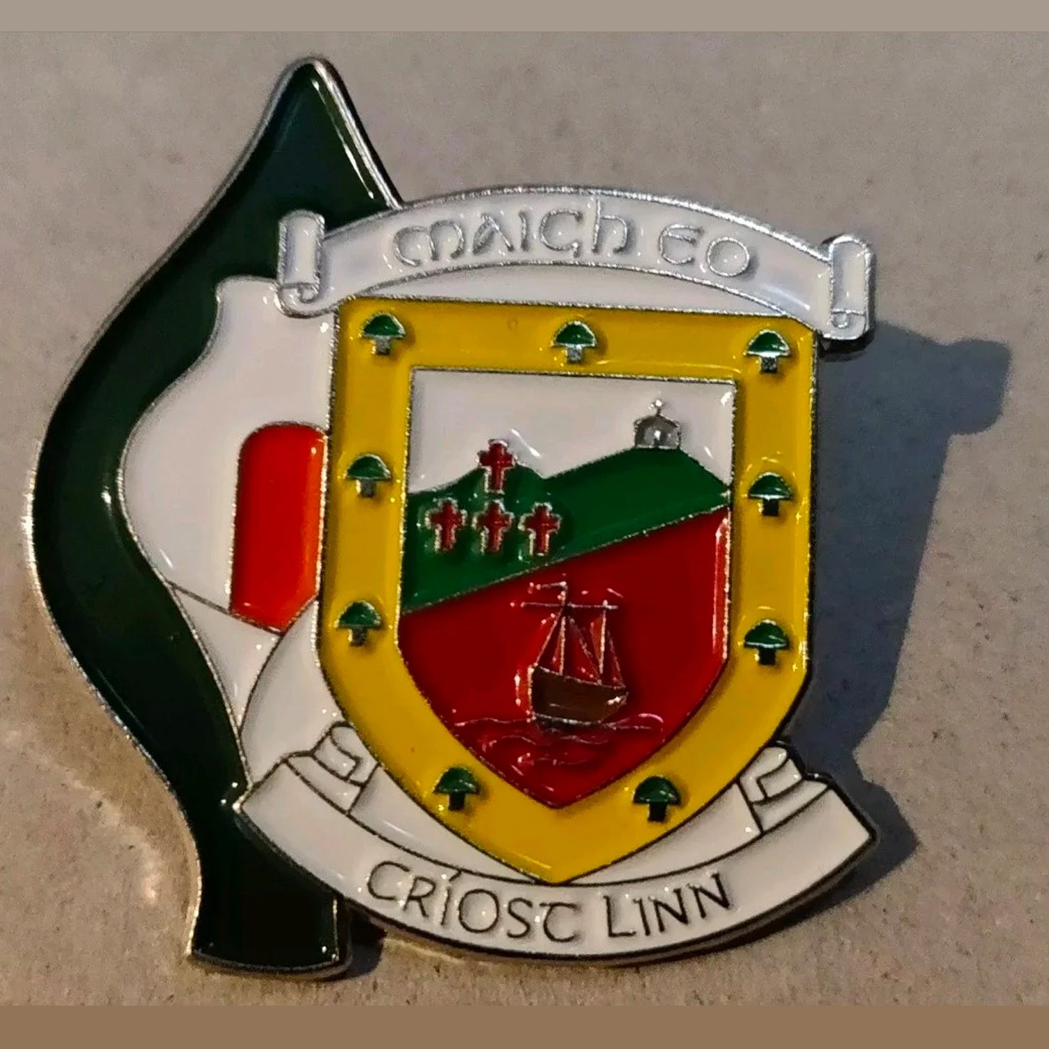 Tiocfaidh Ar La Tricolour Rifle Enamel Pin Badge Irish Republican Rebel 1916
