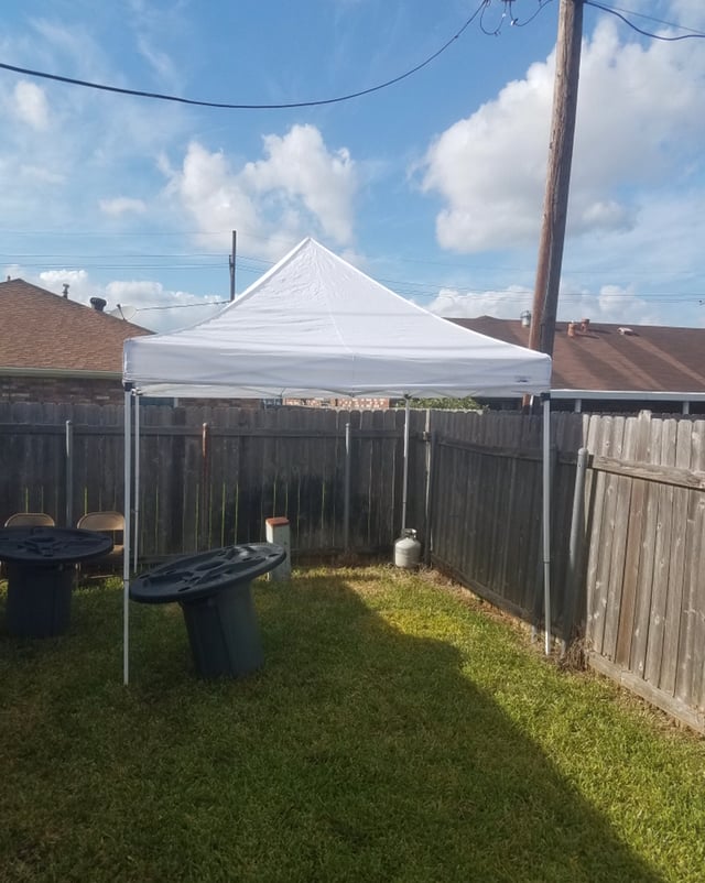  10 × 10 pop up tent