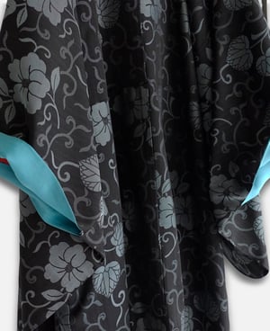 Image of Koksgrå silkekimono med blade og turkis for