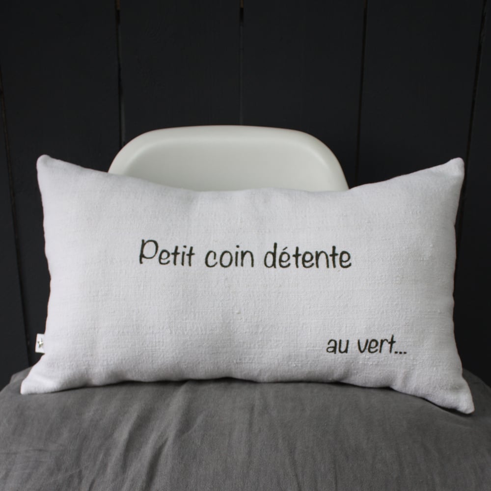 Image of Coussin en chanvre blanc ancien "Petit coin détente au vert ".