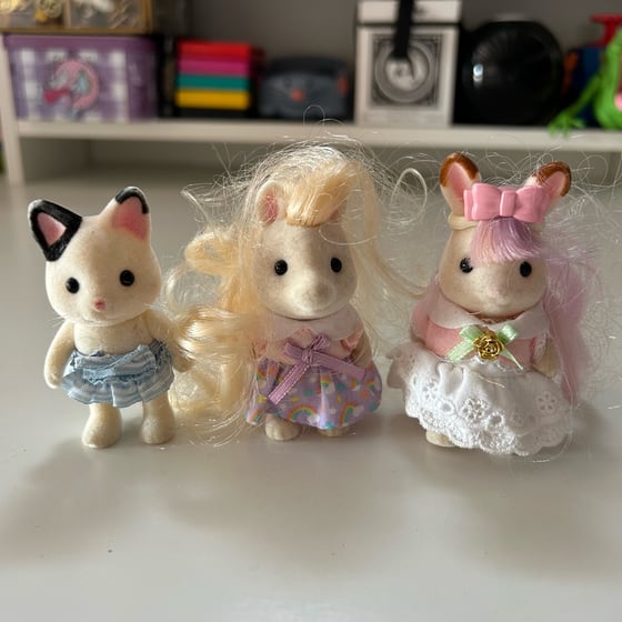 Image of LOT 3 PERSONNAGES SYLVANIAN FAMILIES