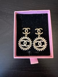 Gold circle pearl cc earrings 