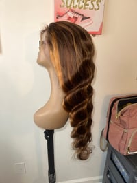 Image 2 of 26 inch highlight wig body wave
