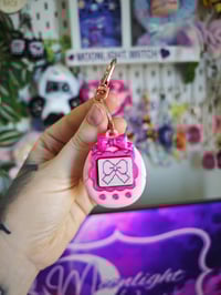Image 2 of Llavero clicker tamagotchi rosa con lazo 