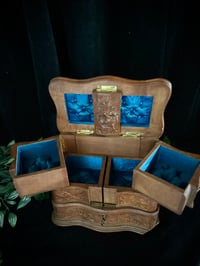 Image 2 of Incroyable coffre à bijoux, en bois sculpté, dite Forêt Noire, soie bleue, fin du 19ème s.