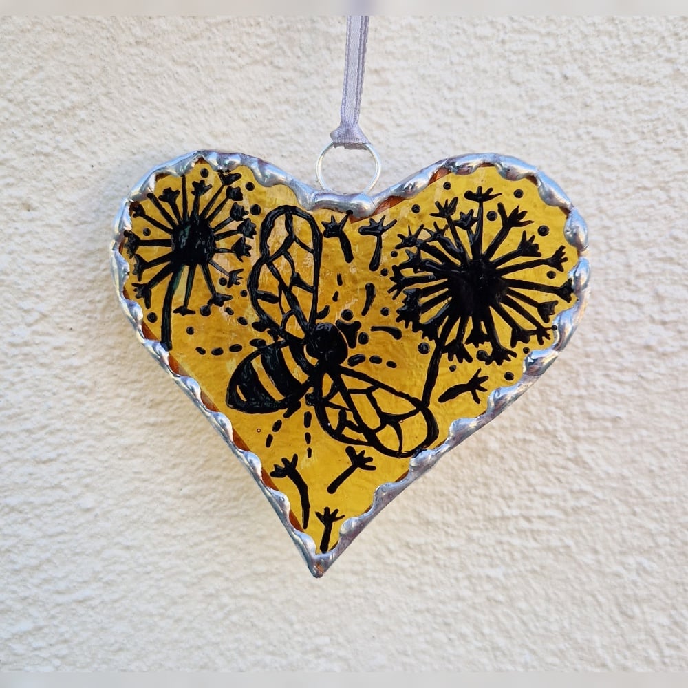 Image of SMALL BEE AND DANDELION SCENE HEART
