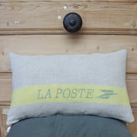 Image 1 of Coussin La Poste bandeau jaune, écritures bleu/vert.