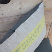 Image 3 of Coussin La Poste bandeau jaune, écritures bleu/vert.