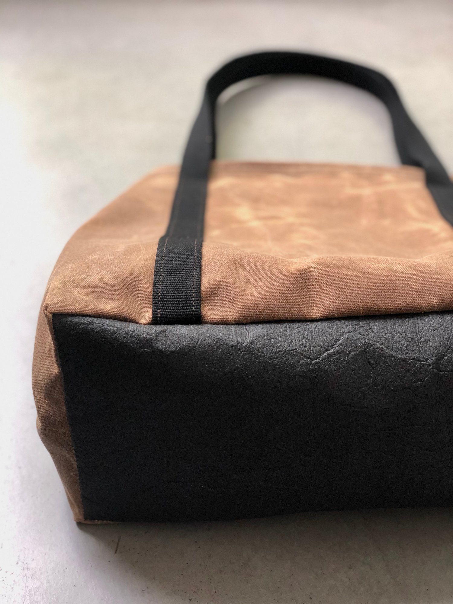 Image of Vegan tote bag in spice waxed canvas with bottom in Piñatex™ office tote bag