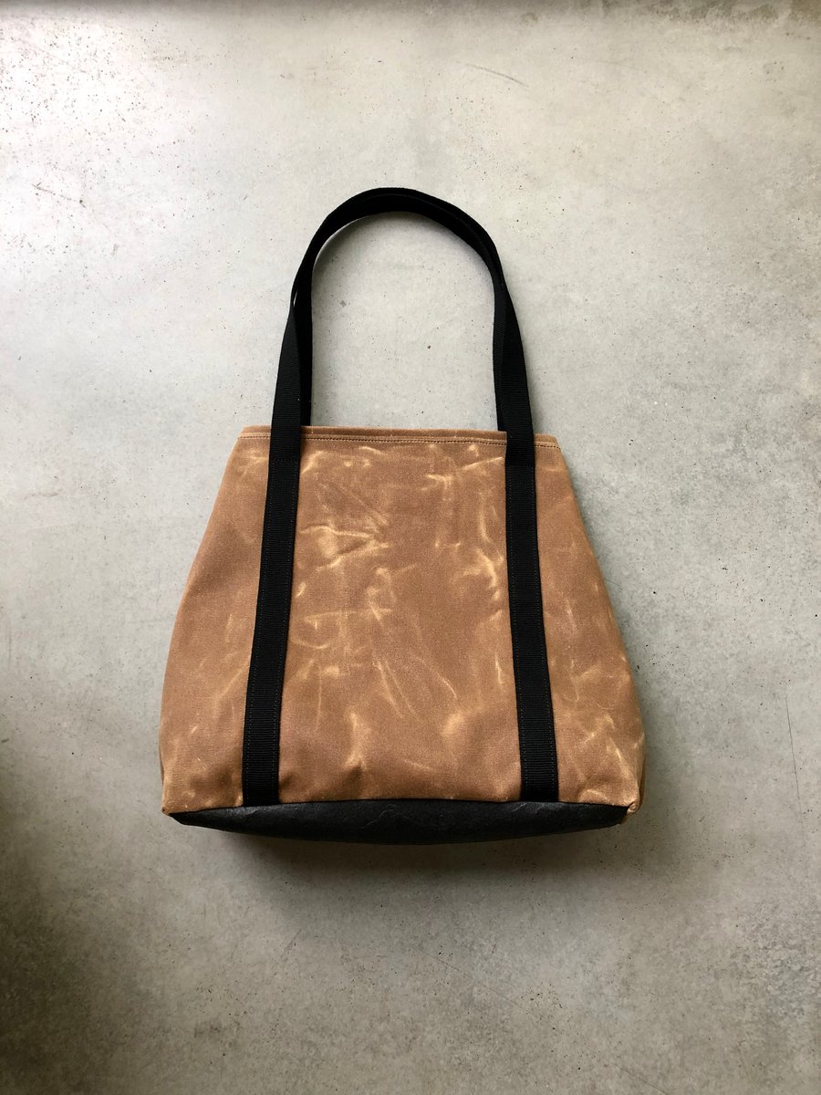 Image of Vegan tote bag in spice waxed canvas with bottom in Piñatex™ office tote bag