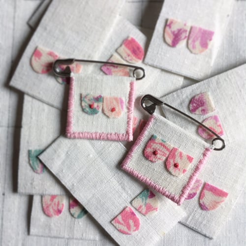 Image of Broche "Boobies"