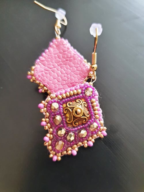 Image of Boucles d'oreilles brodées CYCLAMEN