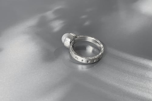 Image of "Inspiration" silver ring with pearl  · DIVINATIO ·
