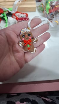 Gingerbread men ornament missing leg