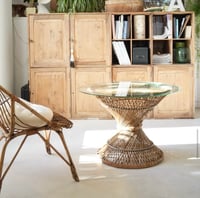 Image 4 of Table basse en rotin et plateau en verre