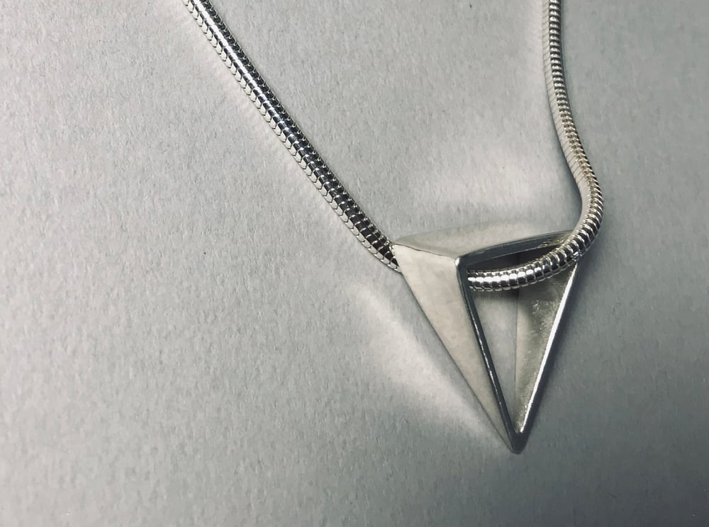 TAPERED TRI PENDANT 