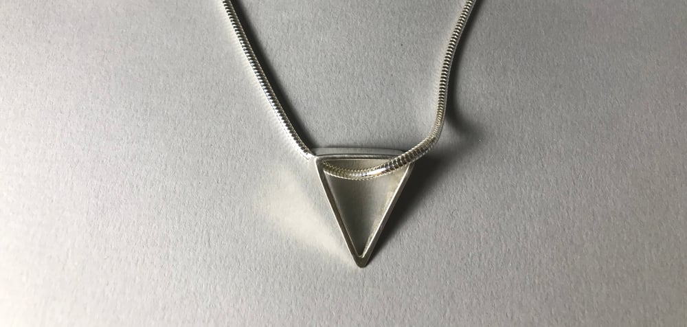 TAPERED TRI PENDANT 