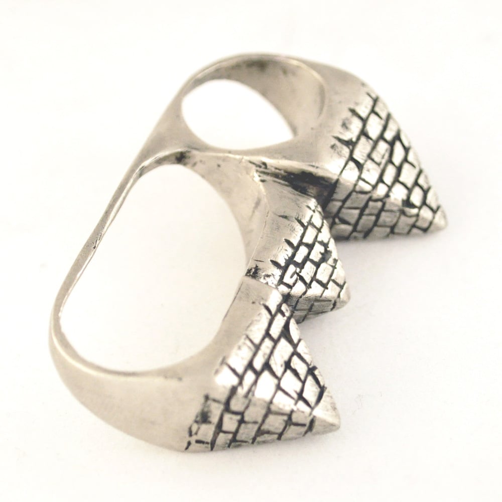 3 Finger Pyramid Ring white brass / Lillian Crowe