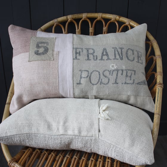 Image of Coussin France Poste et chanvres roses.