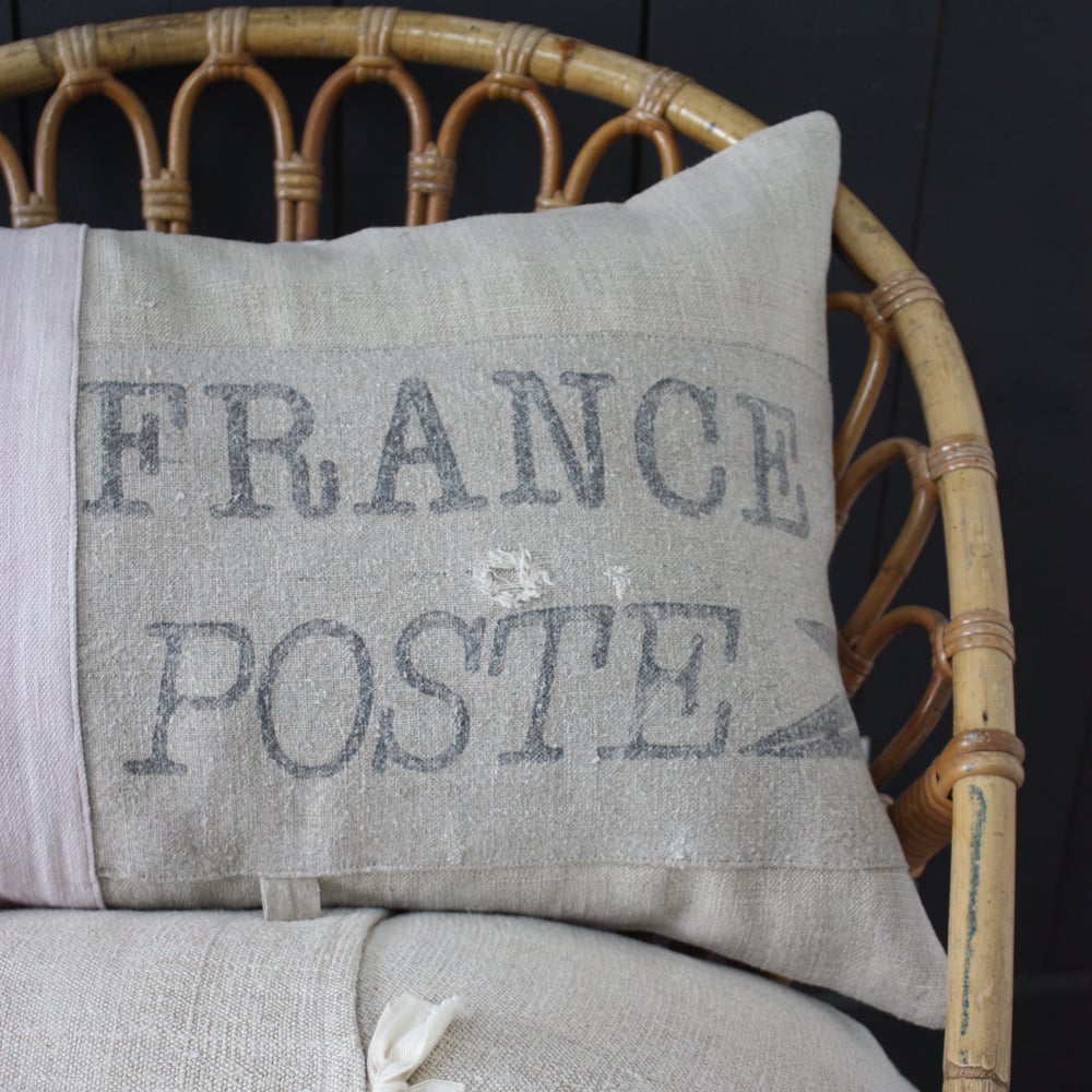 Image of Coussin France Poste et chanvres roses.