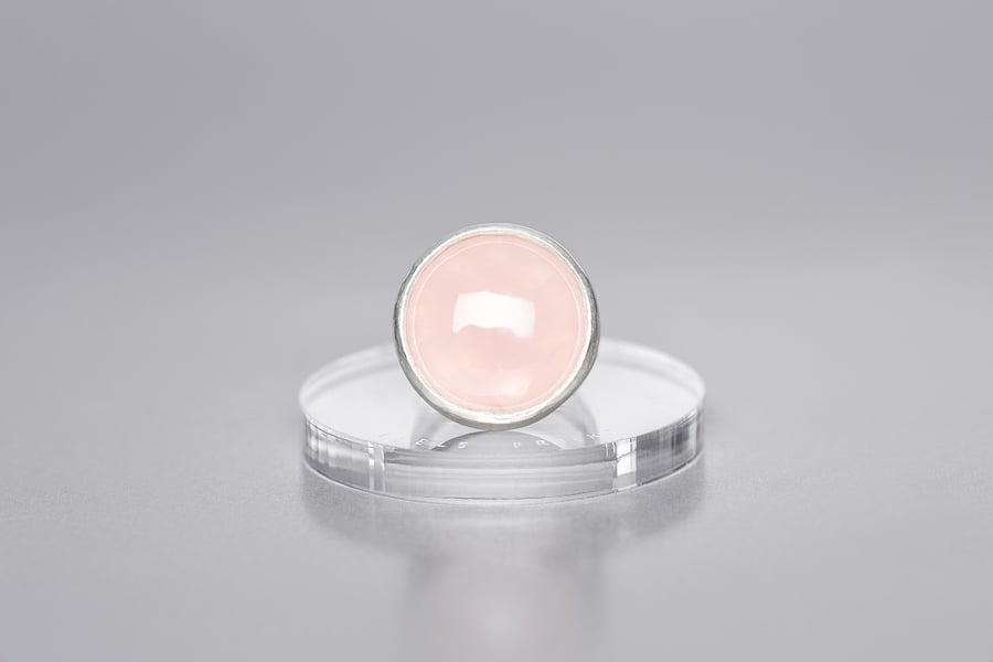 Image of "Tender love" silver ring with rose quartz · TENER AMOR ·