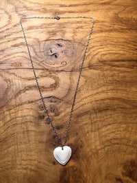 Image 2 of Vintage-style heart necklace / Necles calon steil hen ffasiwn