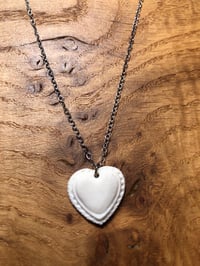 Image 1 of Vintage-style heart necklace / Necles calon steil hen ffasiwn