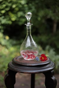 Glaskaraffe, wunderschön geschliffen, mit Stöpsel