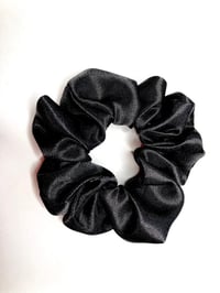 Image 3 of Oversized Scrunchie