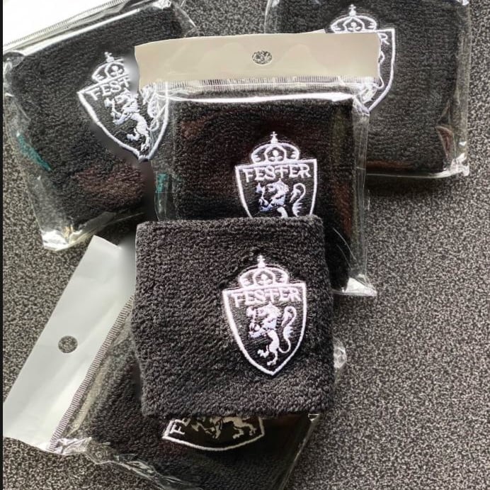 Wristband with embroided crest