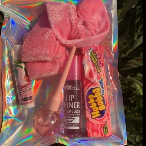 bundles of lip gloss