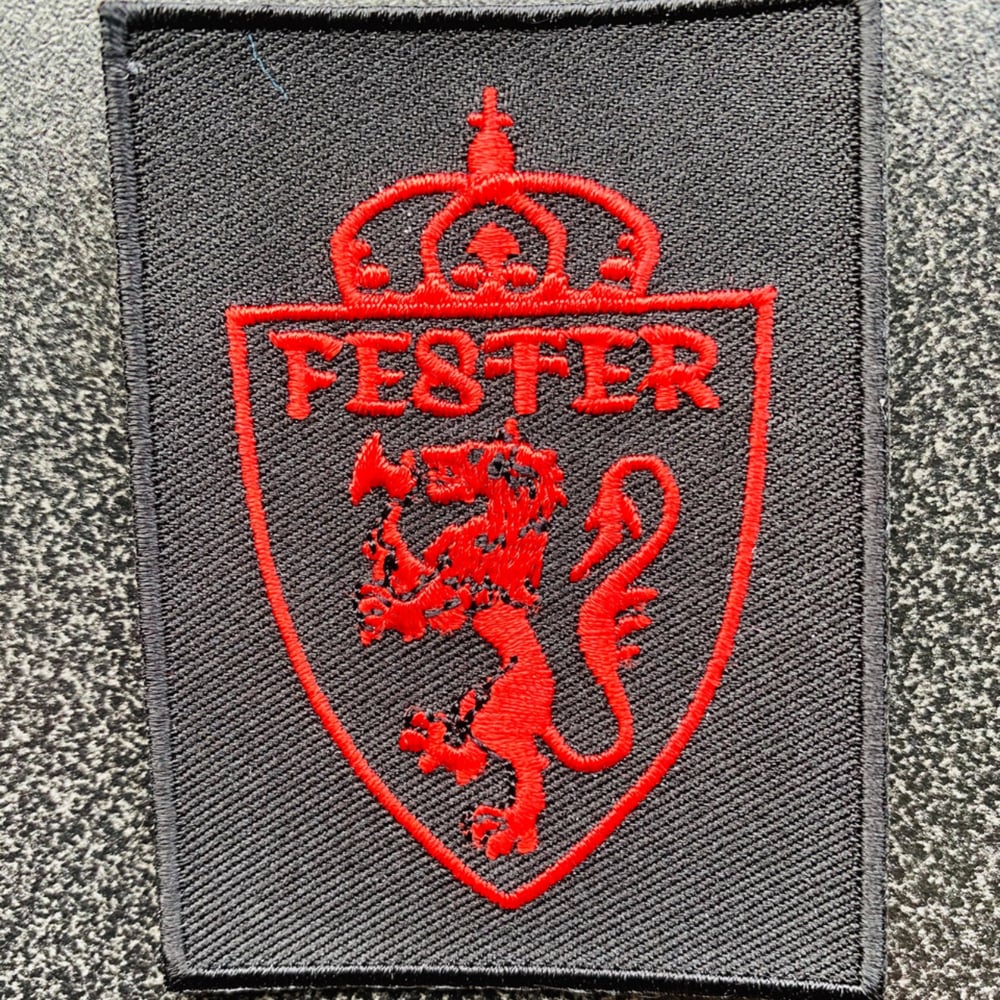 Crest patch red