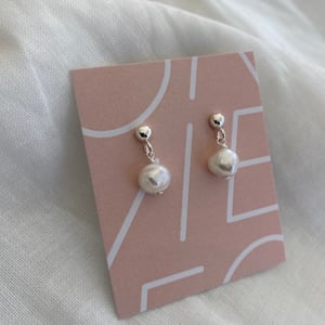 Image of PETITE PEARL EARRINGS 