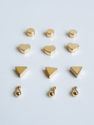 Image of Little. Collar con pequeño detalle de encanto.