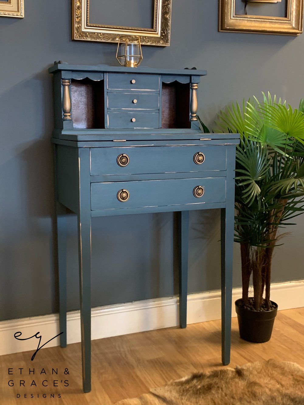 Image of A stunning small ladies desk