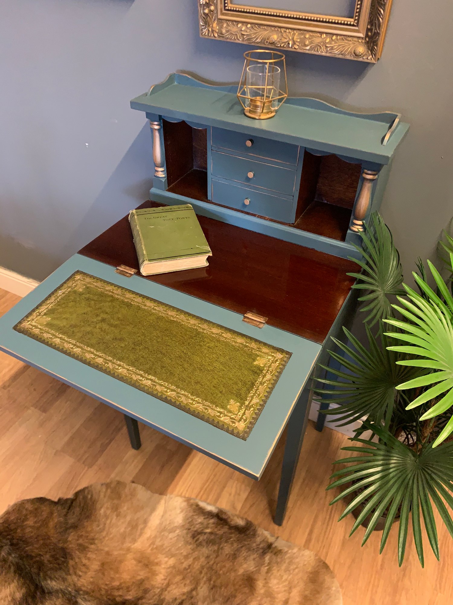 Image of A stunning small ladies desk