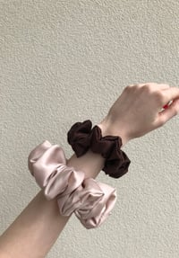 Image 15 of SCRUNCHIE OVERSIZED + STANDARD CHOCOLATE