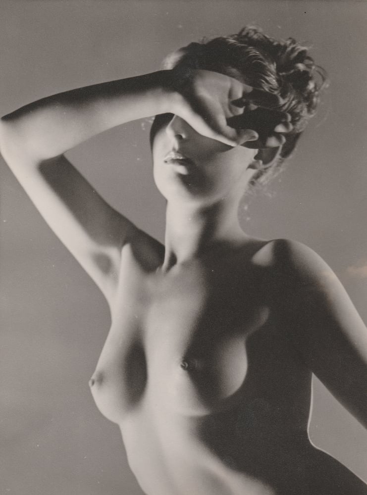 Image of John Everard: woman posing like Phryné, UK ca. 1938