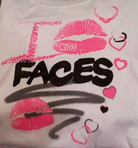 "I KISS FACES" White/Pink T-shirt