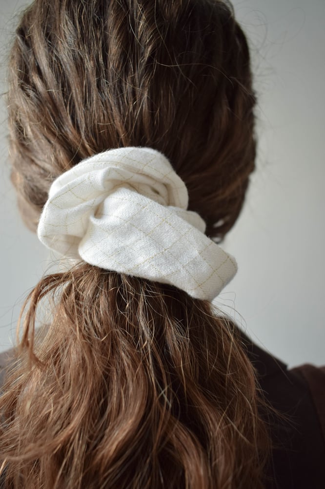 Image of Set Of 3 Pieces Linen and Velvet Hair Scrunchies