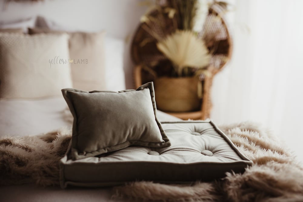 Image of « whisky knotted bench with sage velvet mattress and pillow - pre order »