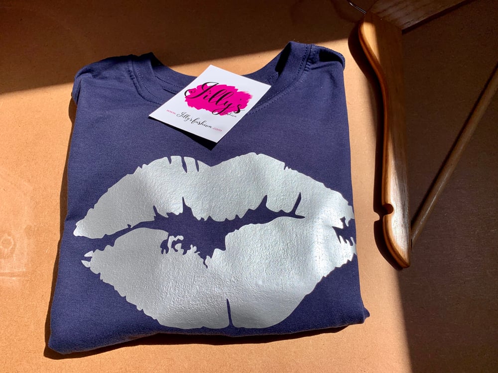 Kelly kiss tee with large lips - adult